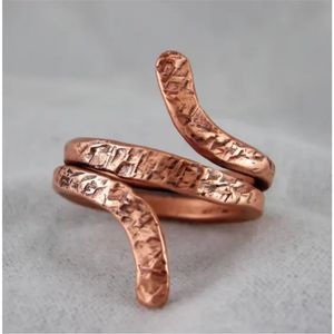 Anillo Ajustable de Cobre Sólido con Acabado Antiguo y Textura Martillada, Joyería Retro, Regalo para Mujer - Product Image 1