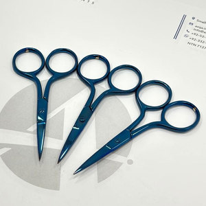 Ciseaux de manucure professionnels bleus PVD avec manche et bord dentelé pour la broderie et la coupe de précision - Product Image 1