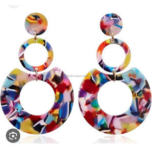 Boucles d'oreilles en résine de couleur personnalisées luxueuses fabriquées à la main pour femmes accessoires de mode hautement polis de haute qualité d'Inde - Product Image 1