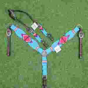 Juego de cabezada de mohair hecho a mano y personalizable en azul cielo, rojo claro y morado, con cincha delantera a juego de 32 pulgadas y cuero argentino. - Product Image 2