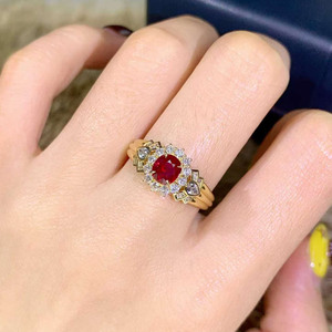 Bague vintage en or jaune 18 carats avec rubis de Mozambique non chauffé de couleur sang de pigeon, taille ovale 1,01 ct, sertie de 30 diamants, bijoux fins - Product Image 2