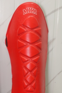 Protège-tibias professionnels MMA Miki rouges en cuir PU avec cadre en acier à haute teneur en carbone, légers et protecteurs pour adultes, adaptés à toutes les saisons et aux sports. - Product Image 4