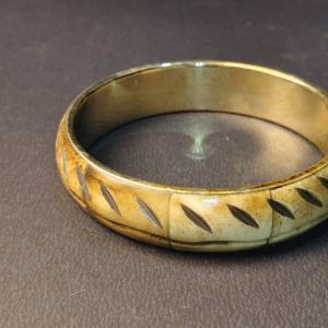 Brazalete de Hueso Natural con Motivo de Hoja Grabado a Mano – Joyería Botánica Vintage Tallada – Brazalete Orgánico Sostenible con Forro de Latón - Product Image 4