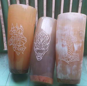 Verre en forme de corne de Viking de qualité supérieure avec base en bois, couvercle écologique, gravure personnalisée et artisanat varié - Product Image 2