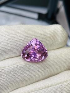 พลอยคุนไซต์ทรงหัวใจธรรมชาติ น้ำหนัก 20.82 กะรัต คุณภาพเกรด AAA ความเงางามระดับ AAA สีสวยงาม เหมาะสำหรับการขัดแต่ง ราคาถูก - Product Image 2