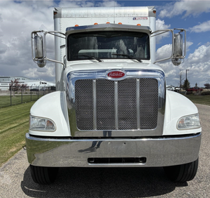 Camión de Caja Seca Peterbilt 337 de 2018, Listo para Exportación - Caja de 24 pies - Techo Translúcido - Para Mudanzas, Entregas, Transporte y Jardinería - Product Image 1