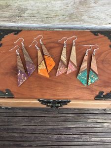 Boucles d'oreilles élégantes en bois et résine époxy, bijoux en résine faits à la main de qualité supérieure, boucles d'oreilles uniques de créateur pour les fêtes et les cadeaux - Product Image 4