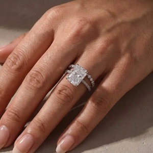 Bague de fiançailles luxueuse en argent sterling 925 avec moissanite taille radiant de 7,0 carats, halo caché et alliance classique plaquée or à taille complète - Product Image 3