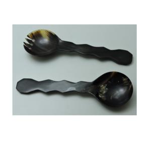 Juego de 2 servidores de ensalada de cuerno, hechos a mano con cuerno natural de búfalo, a precio de fábrica. - Product Image 1