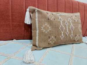 Funda de Cojín Lumbar Cuadrada Bohemia Tribal Geométrica Bordada a Mano en Marrón y Blanco con Borlas de Algodón Antiácaros - Product Image 4