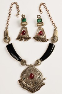 เครื่องประดับเงินออกซิไดซ์แบบชนเผ่า ชุบทอง ประดับด้วยหินสีแดงและสีเขียว สร้อยคอ ต่างหู ดีไซน์โบโฮสไตล์ชาติพันธุ์ ของขวัญสำหรับเธอ - Product Image 4