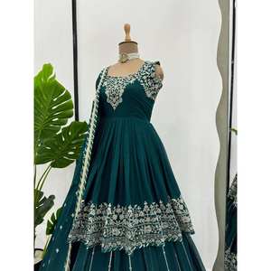Top XL Party Wear para mujer y Lehenga Set con hilo elegante y trabajo de secuencia - Product Image 4