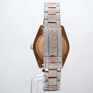Reloj de Diamantes Chapado en Oro para Hombre con Función de Cronógrafo para Eventos Formales, en Oferta - Product Image 4
