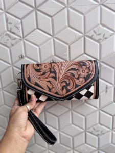 กระเป๋าคลัทช์หนังแท้สำหรับผู้หญิงทำมือดีไซน์เนอร์ไม่เหมือนใครทำด้วยมือเคสโทรศัพท์ลายหมากรุกที่ทันสมัย - Product Image 4