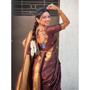 ชุดแต่งงานผ้าไหมเนื้อนุ่มแบบนาวารี ปายธานี สีน้ำตาลกาแฟ พร้อมลวดลายปักดิ้นซิริ (Zari) ลายจุด และผ้าคลุมไหล่ลายนกยูง - Product Image 4