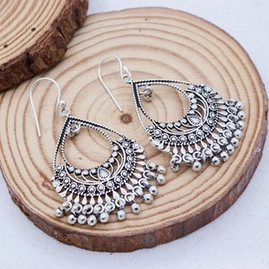 Boucles d'oreilles pendantes en argent sterling 925 oxydé, forme goutte d'eau, avec franges perlées, Memoria Jewels, vente en gros - Product Image 6