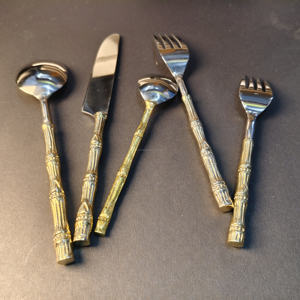 Exclusivo Juego de Cubiertos de 5 Piezas Inspirado en el Bambú con Mangos de Latón Dorado Texturizado y Cabezas de Cubiertos Plateadas Pulidas para Accesorios del Hogar - Product Image 6