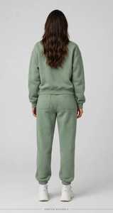 Conjunto Deportivo Casual Verde Salvia para Mujer, Sudadera con Cuello Redondo y Pantalones Jogger con Cintura Elástica - Product Image 4