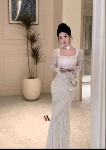 Robe longue blanche en dentelle et mousseline pour femme, col épaules dénudées, taille basse, silhouette droite, élégante - Product Image 3