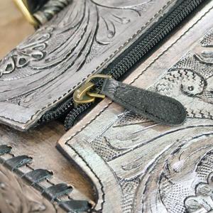 Sac de voyage en cuir de luxe avec motif floral en relief, poignée supérieure noire, fermeture à glissière, sac de voyage durable - Product Image 3