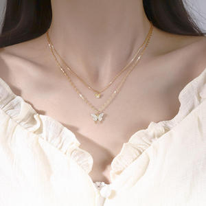 Collier pendentif papillon du bouddhisme tibétain AMBER JEWELS, chaîne en acier inoxydable plaqué or 18 carats, zircone cubique, imitation perle - Product Image 1