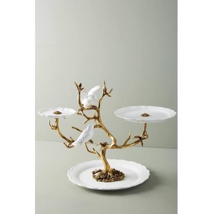 Support à gâteau en forme d'arbre à trois niveaux avec oiseaux blancs en résine, plateau de présentation de desserts fait main - Product Image 1