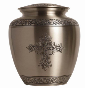Urna de peltre cepillado con una cruz decorativa y bordes ornamentados de hojas. Diseño elegante. Disponible a precios de mayorista. - Product Image 1