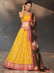 Conjunto de lehenga de gasa amarilla con bordado floral y dupatta negra para dama de honor - Product Image 1