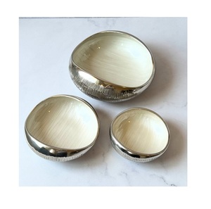 Bol de rangement pour fruits de forme ronde au design tendance, en acier inoxydable martelé, pour servir des chocolats, par Home Arts - Product Image 3