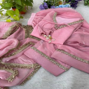 Conjunto de Kurta de Seda Satinada VASTRA COTTAGE con Salwar y Dupatta, Adorno de Espejo, Moti, Encaje y Zari, para Fiestas, Bodas y Eventos Étnicos - Product Image 6
