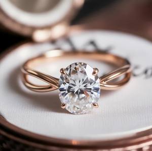 แหวนหมั้นเพชรโมอิสซาไนต์ Shama Gems and Jewels ตัวเรือนเงินแท้ 925 รูปทรงวงรี ประดับเพชรแบบหนามเตย เครื่องประดับหรูหราโดดเด่น - Product Image 1