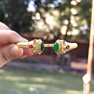 Brazalete de ónix verde de inspiración antigua con detalles de cuarzo rubí y circonita cúbica, brazalete abierto de latón chapado en oro, joyería unisex. - Product Image 5