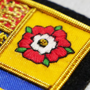 Badges à épingle de sûreté personnalisés avec logo, nouveaux, de haute qualité, faits à la main, brodés au fil de filigrane, pour clubs de mode, à faible coût, service OEM - Product Image 2