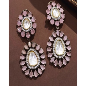 Magnifiques boucles d'oreilles en laiton plaqué or de qualité supérieure, avec zircon, pour femmes, pour mariage et soirée - Product Image 1