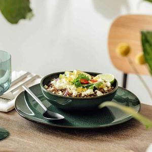 Bol de service en céramique émeraude profonde, silhouette basse et large, finition brillante, résistant aux éclats, sans danger pour les aliments, pour un style de table contemporain - Product Image 4