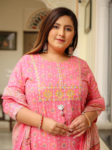 Ensemble Kurti, pantalon et dupatta brodés roses en coton, imprimé floral zig-zag, col rond, manches trois quarts, grande taille, vente en gros - Product Image 1