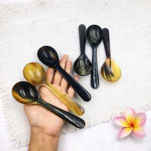 Petite cuillère en corne de buffle naturelle, fabriquée à la main avec une finition polie et des motifs naturels uniques pour le service. - Product Image 5