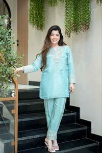 Offre Spéciale Hiver : Ensemble Kurti/Kurta Style Punjabi Très Attrayant avec Broderies Miroir – Plusieurs Styles, 2 Couleurs et Tailles Disponibles – Vente en Gros - Product Image 5