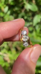Bague de fiançailles en or 14K gradué avec diamant de laboratoire, trois pierres, style bypass, trilogie antique, sertie de milgrain, cadeau d'anniversaire - Product Image 3