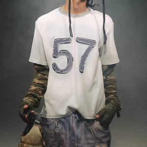 Camiseta de manga larga para hombre con efecto desgastado y capa superpuesta de manga corta en gris jaspeado, camuflaje Woodland y gráfico en el pecho - Product Image 6