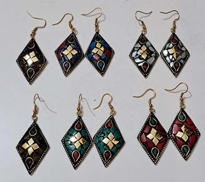 Boucles d'oreilles en laiton avec mosaïque métallique, style bohème et ethnique tendance, pour femmes, pour les soirées, prix export Inde GC-ER-510 - Product Image 1