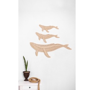 Arte de pared de mimbre con diseño de familia de ballenas estilo boho para habitación infantil, decoración de ratán, decoración de animales marinos tejidos con fibra vegetal sostenible. - Product Image 2
