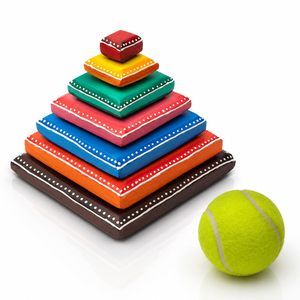 Pyramide décorative en résine colorée, style art populaire, avec présentoir pour balles de tennis - Product Image 1