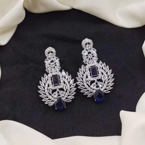 Boucles d'oreilles en zircon plaqué argent avec pierres bleues, design floral classique, parfaits pour les mariages et les ensembles de bijoux de mariage pour femmes - Product Image 6