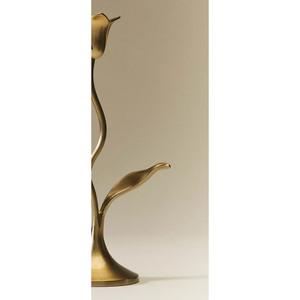 Elegante Par de Candelabros Metálicos Dorados con Diseño Floral, con Tallos Ondulados y Detalles de Hojas, para Decoración del Hogar y Bodas - Product Image 6