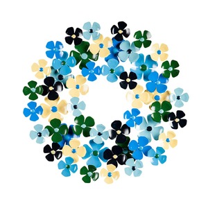 Couronne métallique vibrante, magnifiquement conçue avec des fleurs peintes superposées dans des tons riches de bleu, crème et vert accentué, pour la décoration. - Product Image 2
