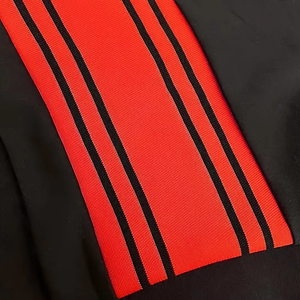 เสื้อฟุตบอลอเมริกันแบบกำหนดเองสำหรับผู้ชาย สีดำแดง เบอร์ 2 คอวี แขนสั้น ระบายเหงื่อได้ดี ชุดกีฬา - Product Image 4