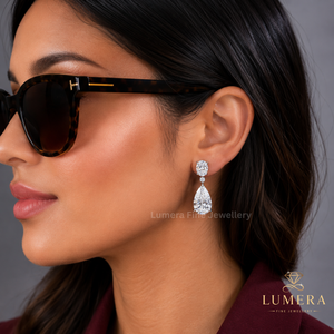 Pendientes de diamantes cultivados en laboratorio, ovalados y en forma de pera, certificados por IGI, con un diamante redondo central minimalista y diamantes en forma de pera. - Product Image 1