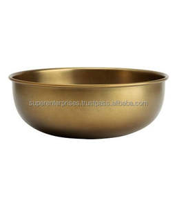 Tazón de servir festivo y elegante de latón, creado para momentos memorables, con cuerpo pulido y estilo atemporal. - Product Image 3
