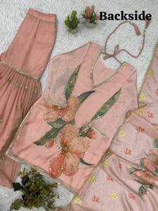 ชุดสาหรี่คามีซผ้าออร์แกนซ่านุ่มปักลายสีชมพู พร้อมผ้าแจ็คการ์ดลายดอกไม้ แห้งเร็ว ชุดเดรสสำหรับงานแต่งงาน งานปาร์ตี้ หรืองานดิวาลีสำหรับผู้หญิงชาวปากีสถาน - Product Image 5
